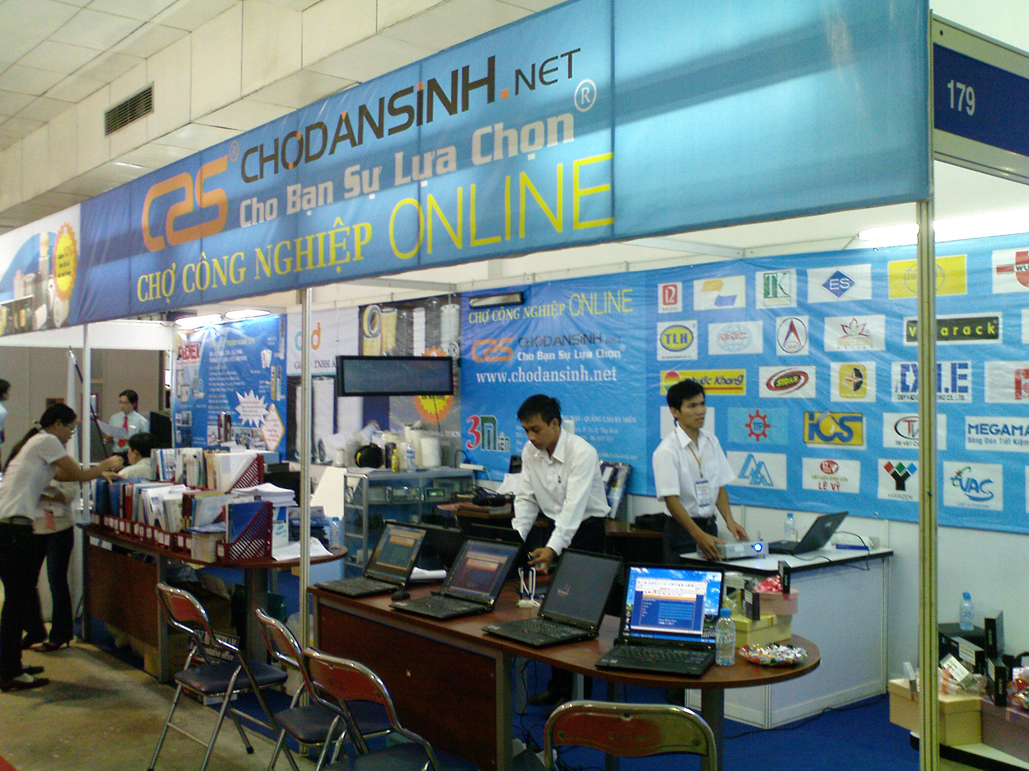 Chuẩn bị cho gian hàng chodansinh.net năm 2008